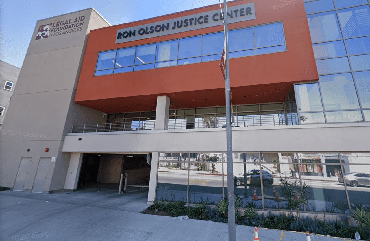 <b>Legal Aid Fundation of Los Ángeles: </b>(Downtown, South LA, Inglewood)
<br>Ayuda con casos de desalojos, violencia doméstica, deudas y otros temas legales
<br>Llame al (800) 399-4529 de lunes a viernes (de 9 a.m. a 12 p.m., o de 1 a 4:30 p.m. para recibir información y asesoramiento); o solicite en línea en LAFLA.org 24/7.
<br>