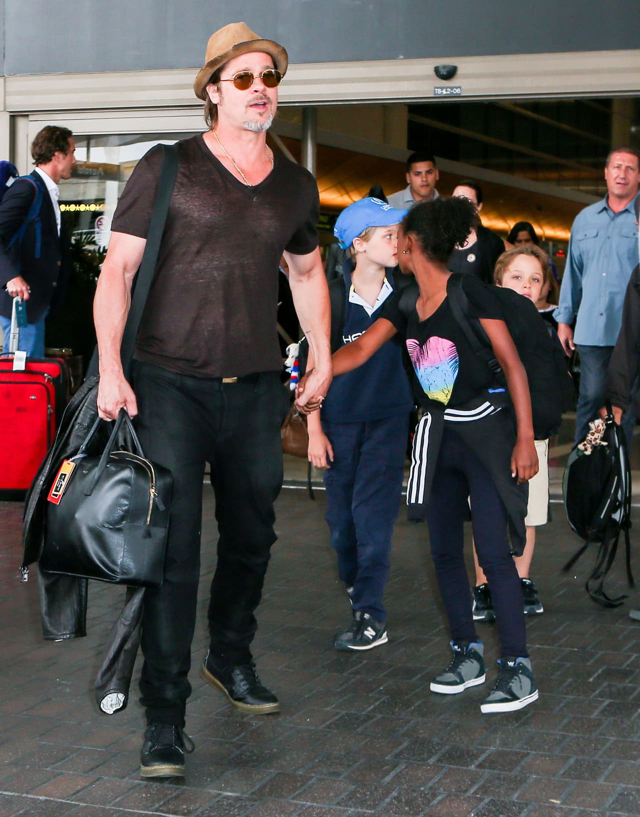 La familia Brangelina fue captada nuevamente en el aeropuerto de Los Ángeles.