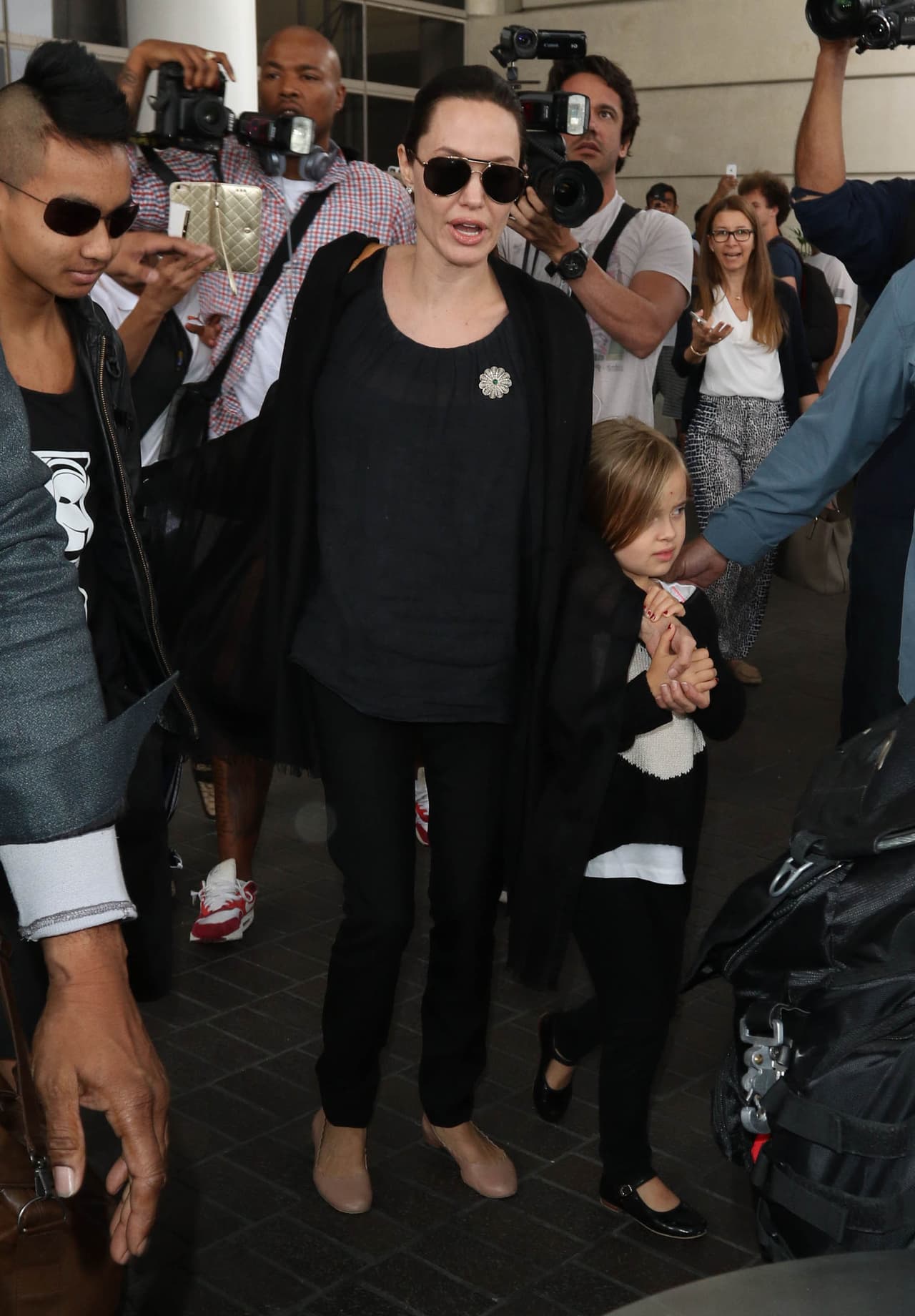 Angelina la protegió en todo momento.