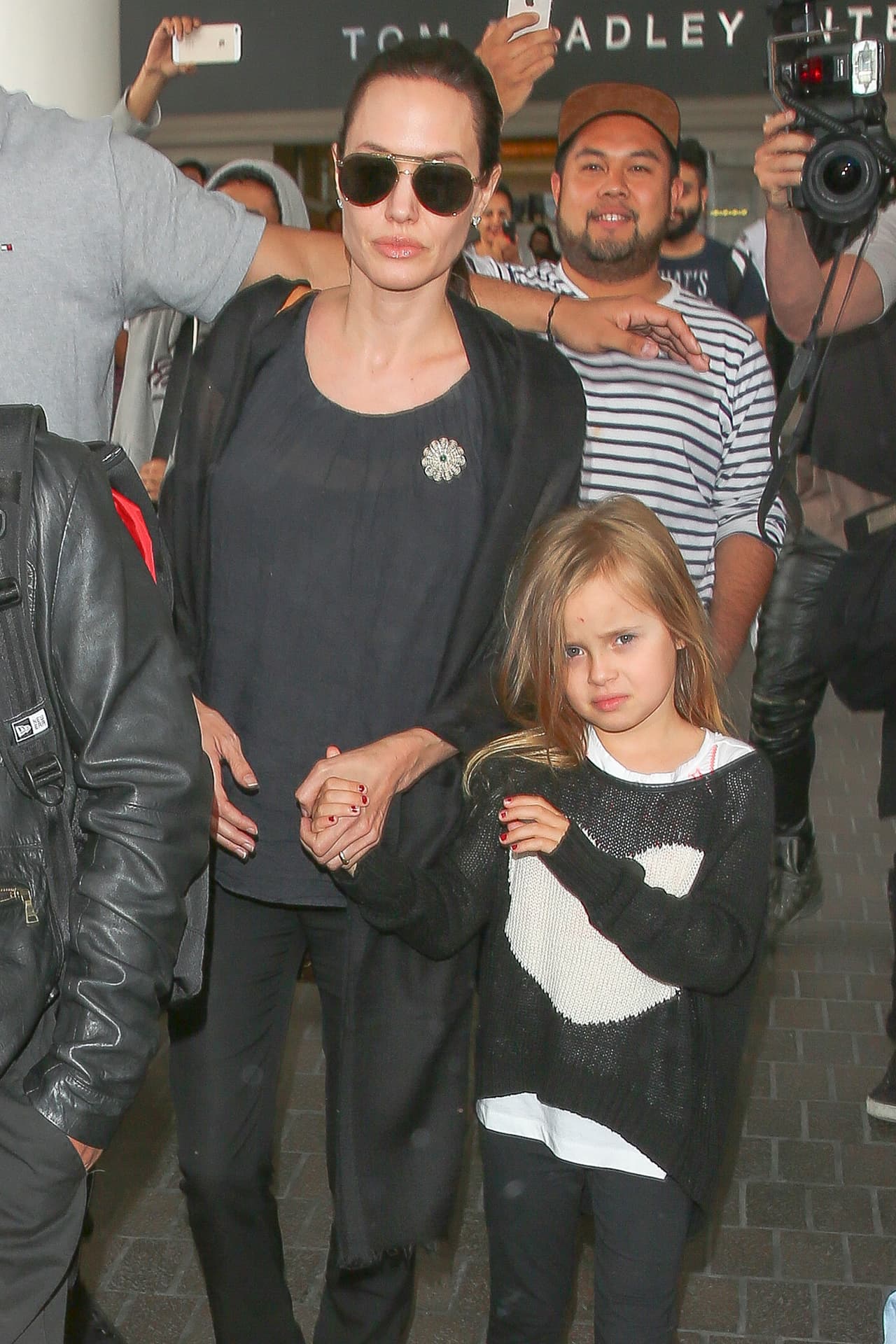 Al ser la más pequeña, Vivienne no está tan acostumbrada como sus hermanos a las cámaras.