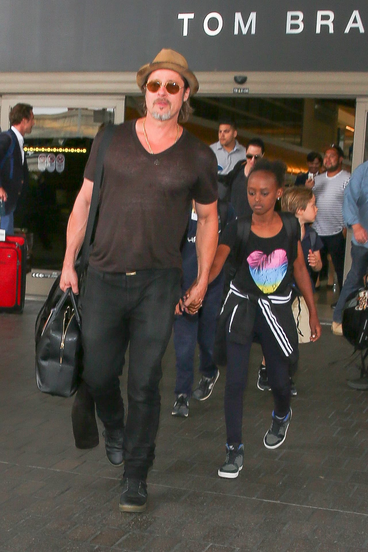 La gente en los aeropuertos se alebresta luego de saber que Brad y Angy podrían viajar junto a ellos.