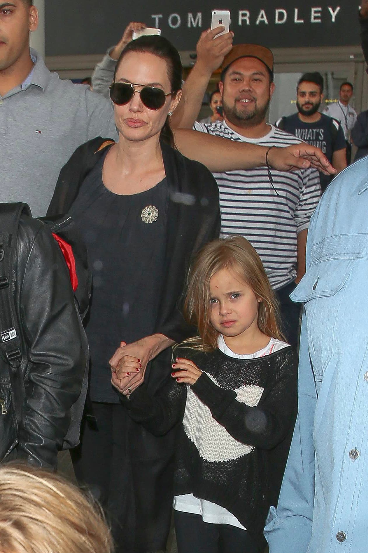 La pobre no supo que hacer ante tanto paparazzi.