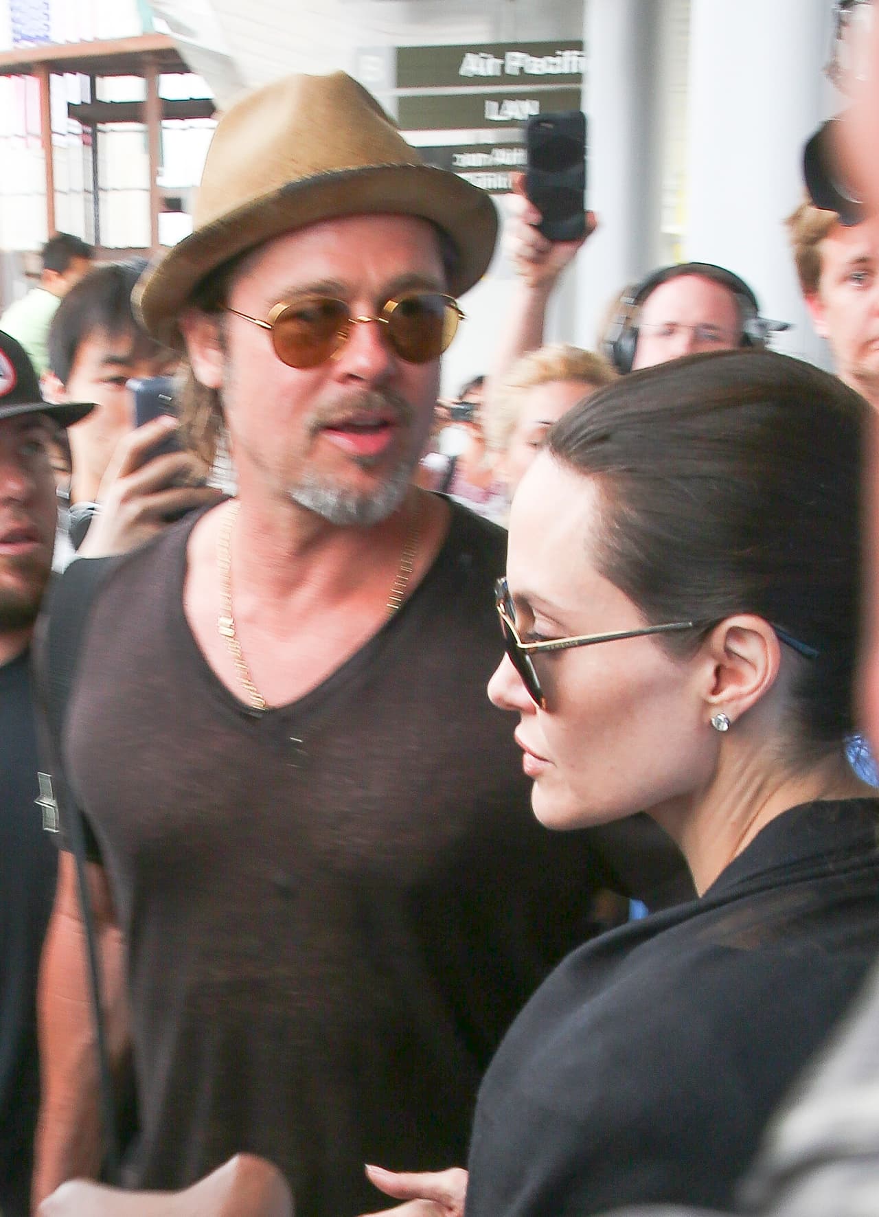 Tal vez Angelina y Brad Pitt sepan cómo lidiar con los paparazzi.
