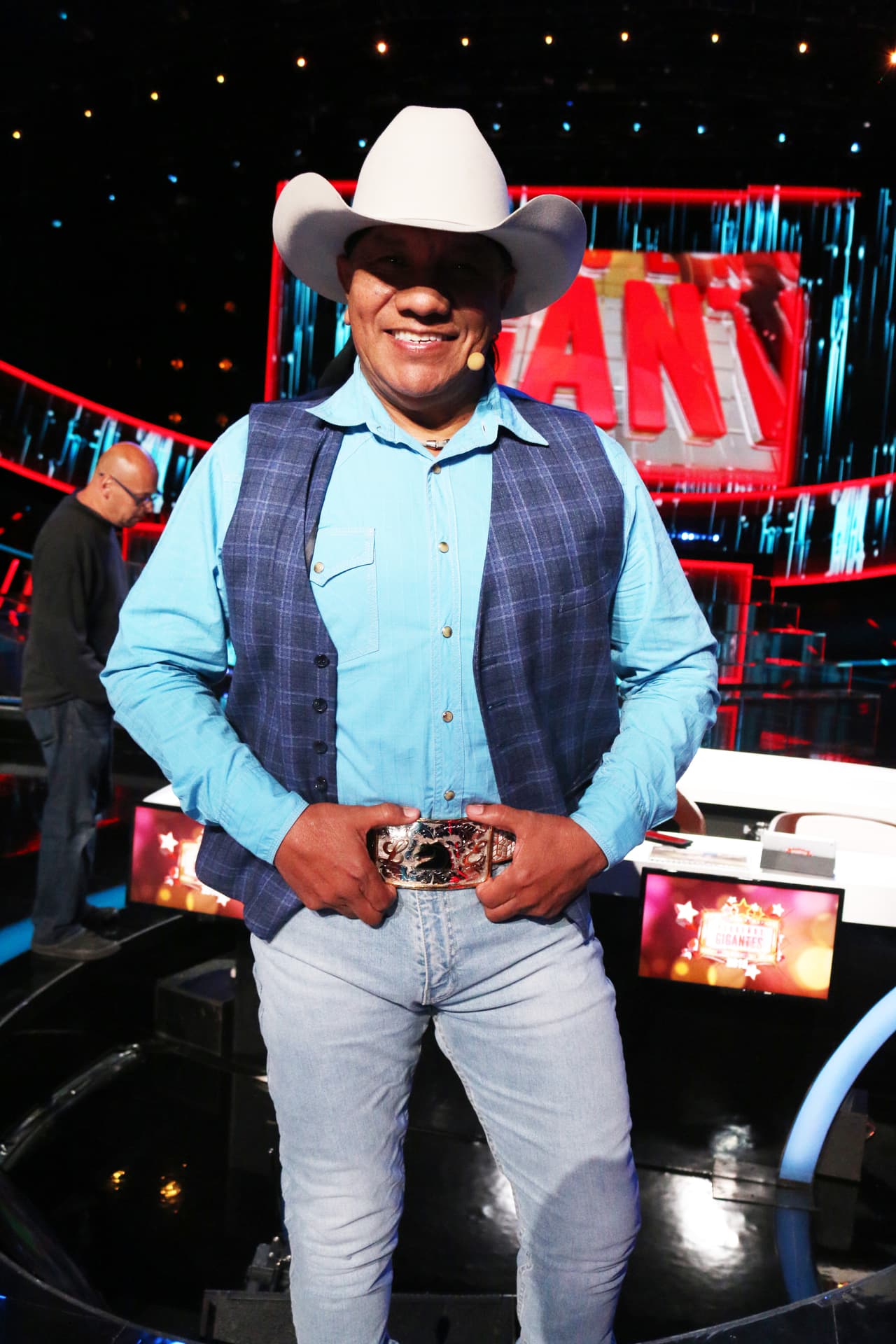 Don Lupe Esparza simpre luce muy elegante y acorde con el estilo de los grupos de Regional Mexicano.