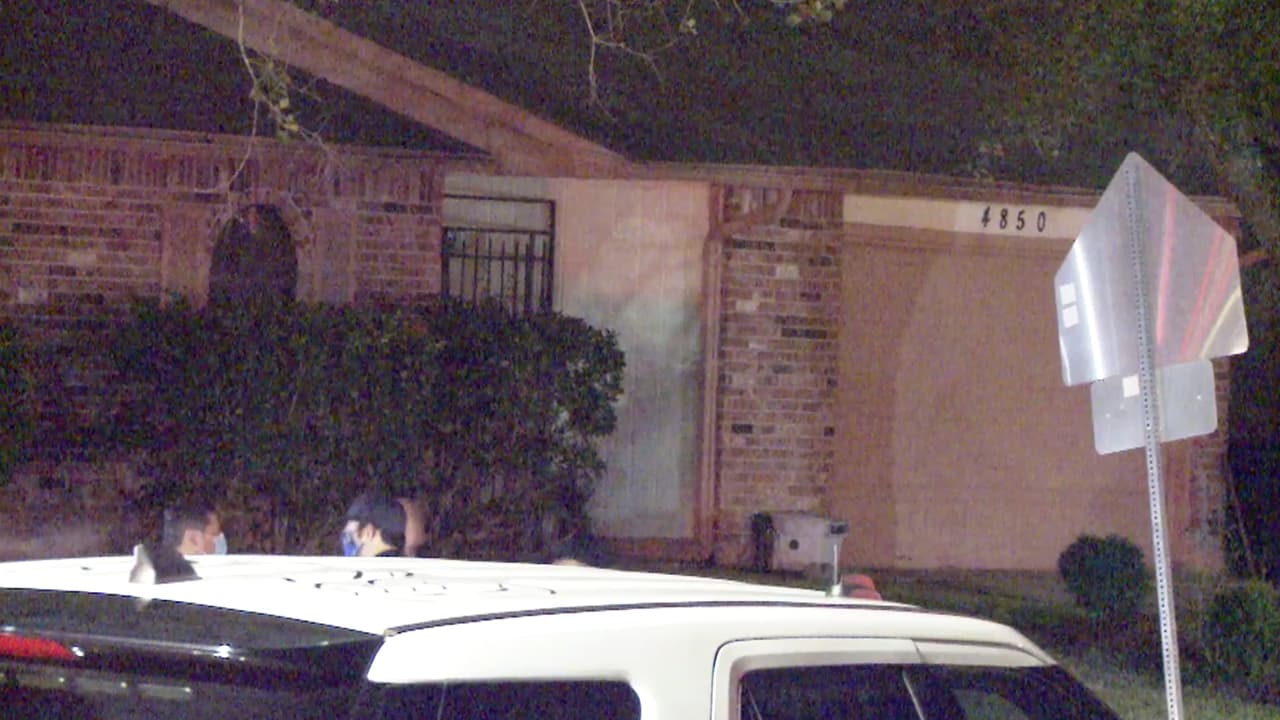 El hombre dijo que dentro de la vivienda había más rehenes.