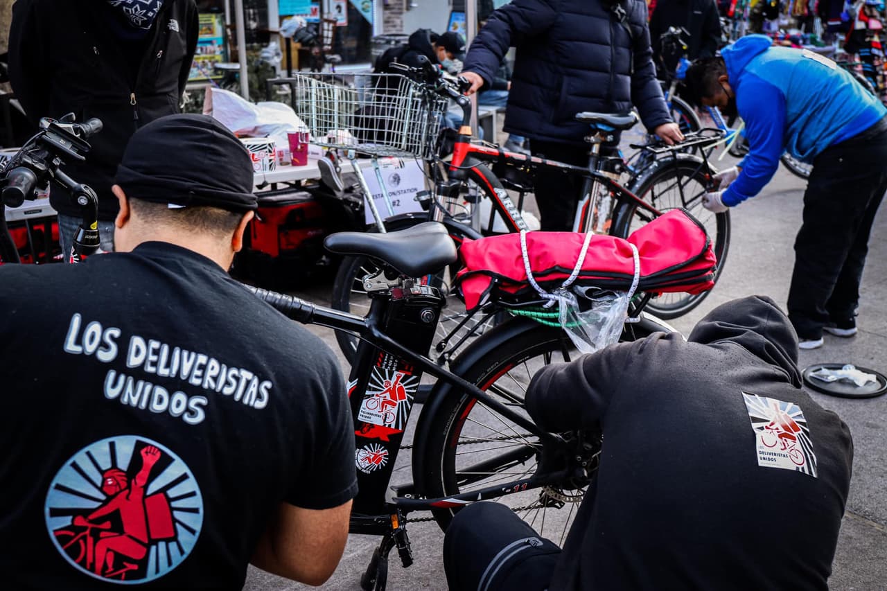 Las apps deben informar a los repartidores de los detalles de la ruta antes de que acepten una entrega. La notificación de entrega debe incluir la dirección para la recogida, el tiempo y la distancia estimados para el viaje, la propina, si se conoce, y el pago total.