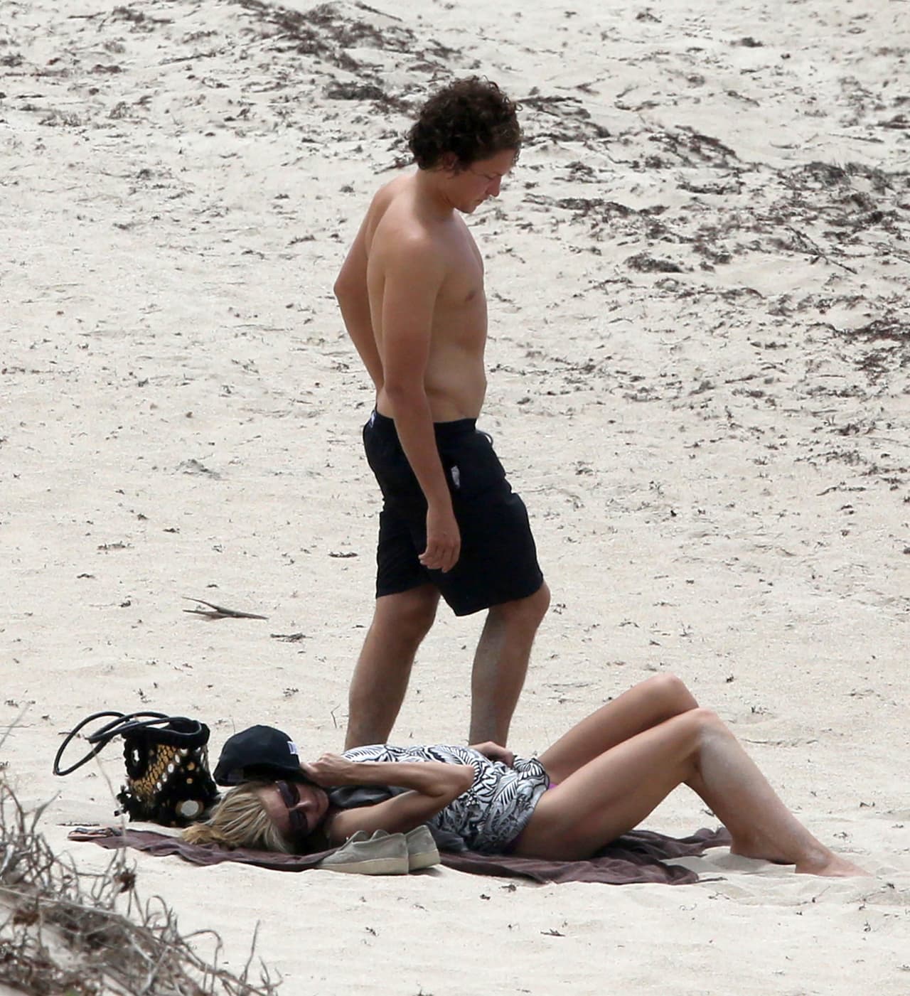 Pero el galán de Heidi no se sabe estar quieto.