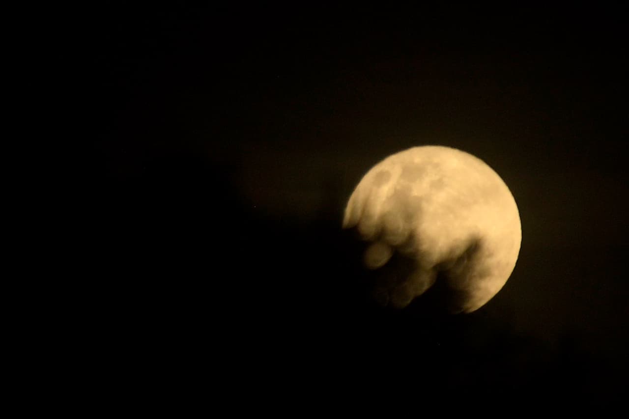 Según lo narra 
<a href="https://www.amazon.es/Eclipse-Celestial-Phenomenon-Changed-History/dp/030907438X">Duncan Steel en su libro ‘Eclipse: El fenómeno celestial’</a>, en junio de 1503 una epidemia de gusanos estaba devorando los barcos de Colón, lo que lo obligó a aterrizar en la isla caribeña ahora conocida como Jamaica. Pero, aunque los indígenas de la isla, la tribu Arawak, los alimentó por seis meses, eventualmente, dejaron de querer renunciar a su yuca y pescado.