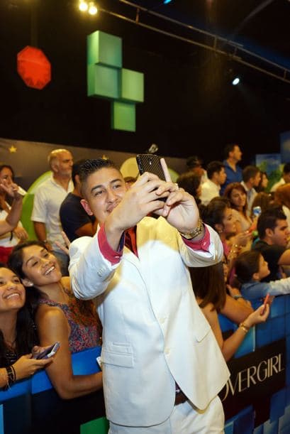 Nos encantan los selfies. We can't get enough of them! Y si no, pregúntenle a los que desfilaron la alfombra de Premios Juventud.