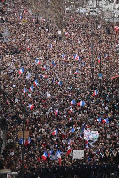La manifestación comenzó alrededor de las 15:30, tiempo local, por una ligera demora del presidente Hollande y los líderes mundiales que lo acompañaron.