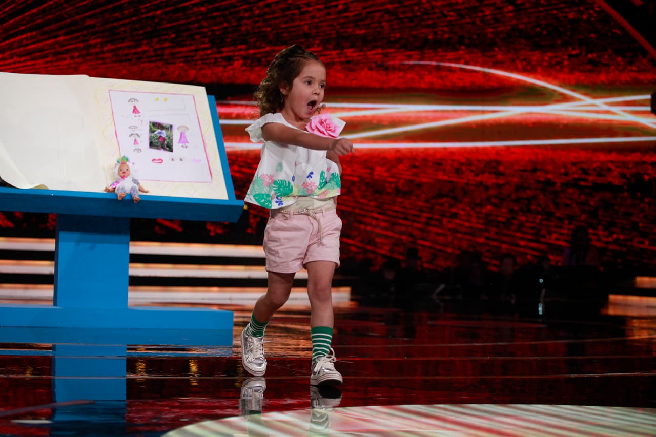 Llegada directamente de la Perla Tapatía, Danna no sólo ofreció una torta ahogada a la presentadora y los jueces, también gritó la porra de las Chivas y nos dio una cátedra de lo que es desfilar en pasarela.