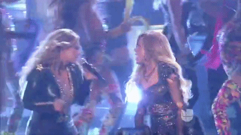 La hija de Jenni Rivera se lució sobre el escenario usando 
<a href="https://www.univision.com/especiales/premios-juventud/el-increible-momento-en-que-chiquis-rivera-lucio-mejor-que-beyonce-fotos" target="_blank">un traje spandex negro que la hizo lucir mejor que Beyoncé.</a>