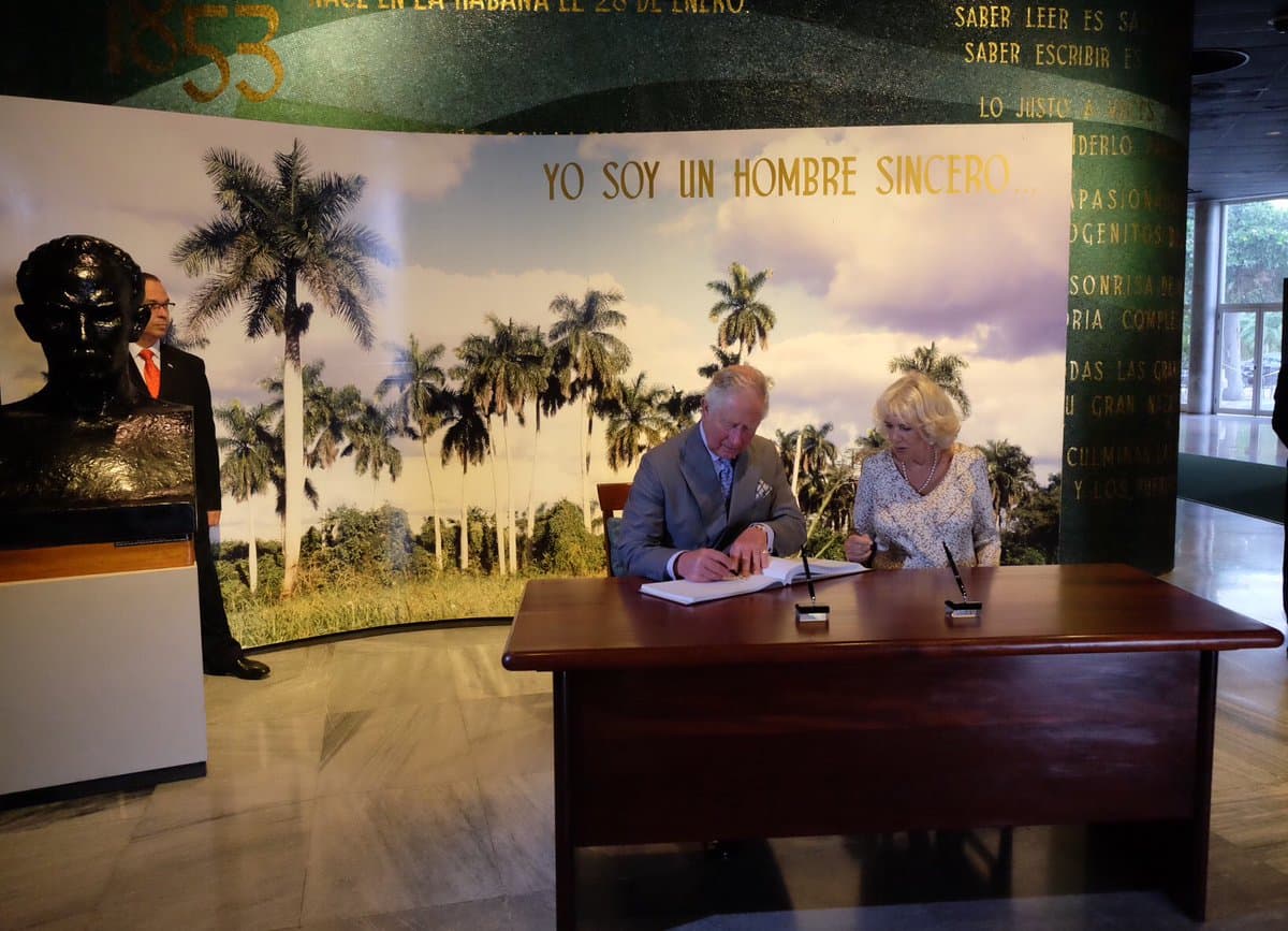 Ambos recorrieron la exposición aledaña al Memorial José Martí para conocer más sobre el héroe cubano.