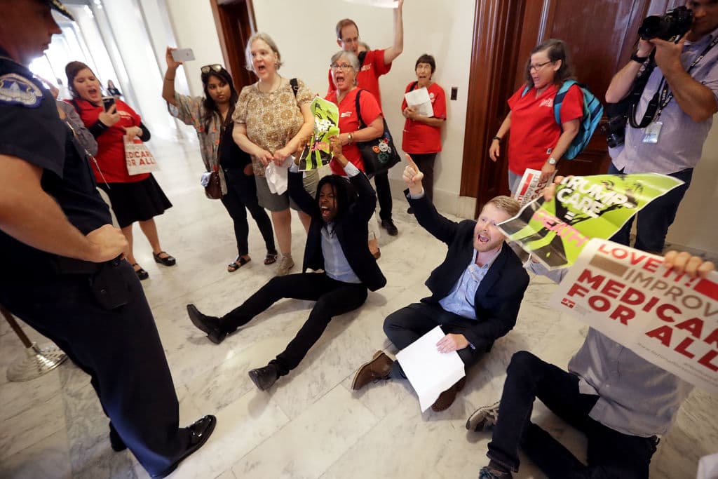 75 millones de personas son beneficiadas por Medicaid, en su mayoría niños, discapacitados, mujeres embarazadas y ancianos. Los recortes afectarían dramáticamente su acceso a la salud.