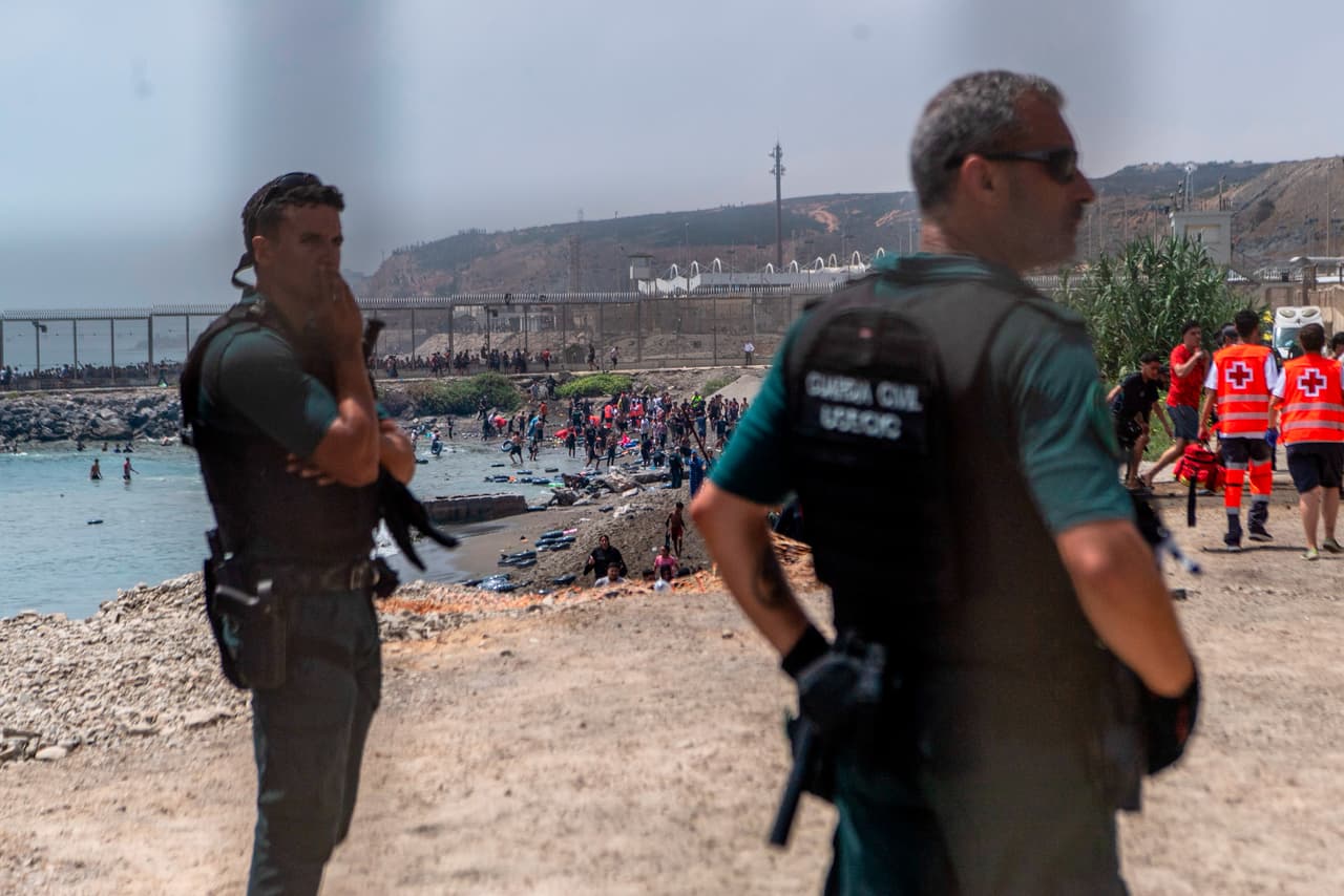 A pie de playa, los agentes apenas pueden contener las multitudes que llegan en masa. Centran sus esfuerzos en coordinar, junto con los servicios de emergencia, la atención sanitaria. (AP Photo/Antonio Sempere)
