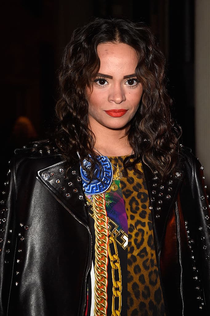 Y aunque ahora goza de renombre, no fue fácil que Sophie lograra ser parte del mundo de la moda, pues sus padres hicieron que estudiara una licenciatura en Política Social en la Universidad de Loughborough en el Reino Unido.
<br>