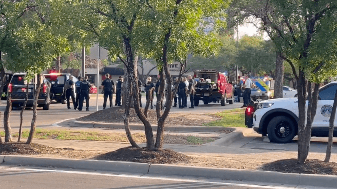 Dos personas mueren, incluyendo el atacante, en tiroteo en centro comercial de Austin