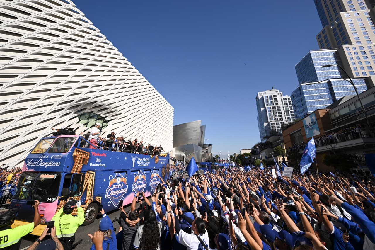 Los fans gritaron u saludar a los entrenadores y jugadores que viajaban en autobuses durante del Desfile de la Victoria, en el centro de Los Ángeles.