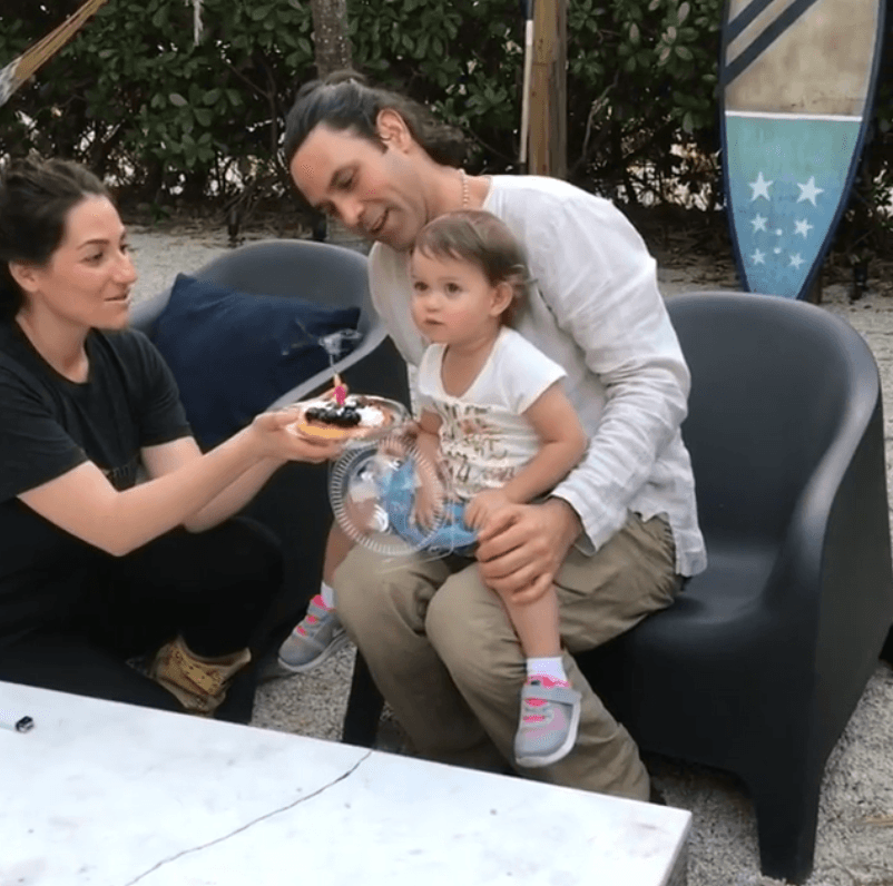 Actualmente dejó a un lado su carrera para dedicarse al cuidado de su hija.