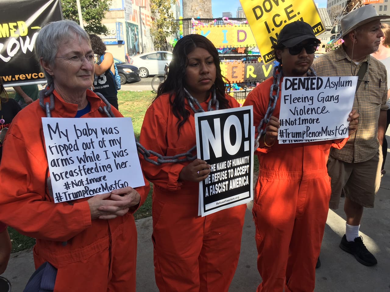 Muchos se vistieron con un uniforme naranja de presos para "mostrar lo que están pasando muchas personas que 
<b>están perdiendo la oportunidad de tener asilo".</b>