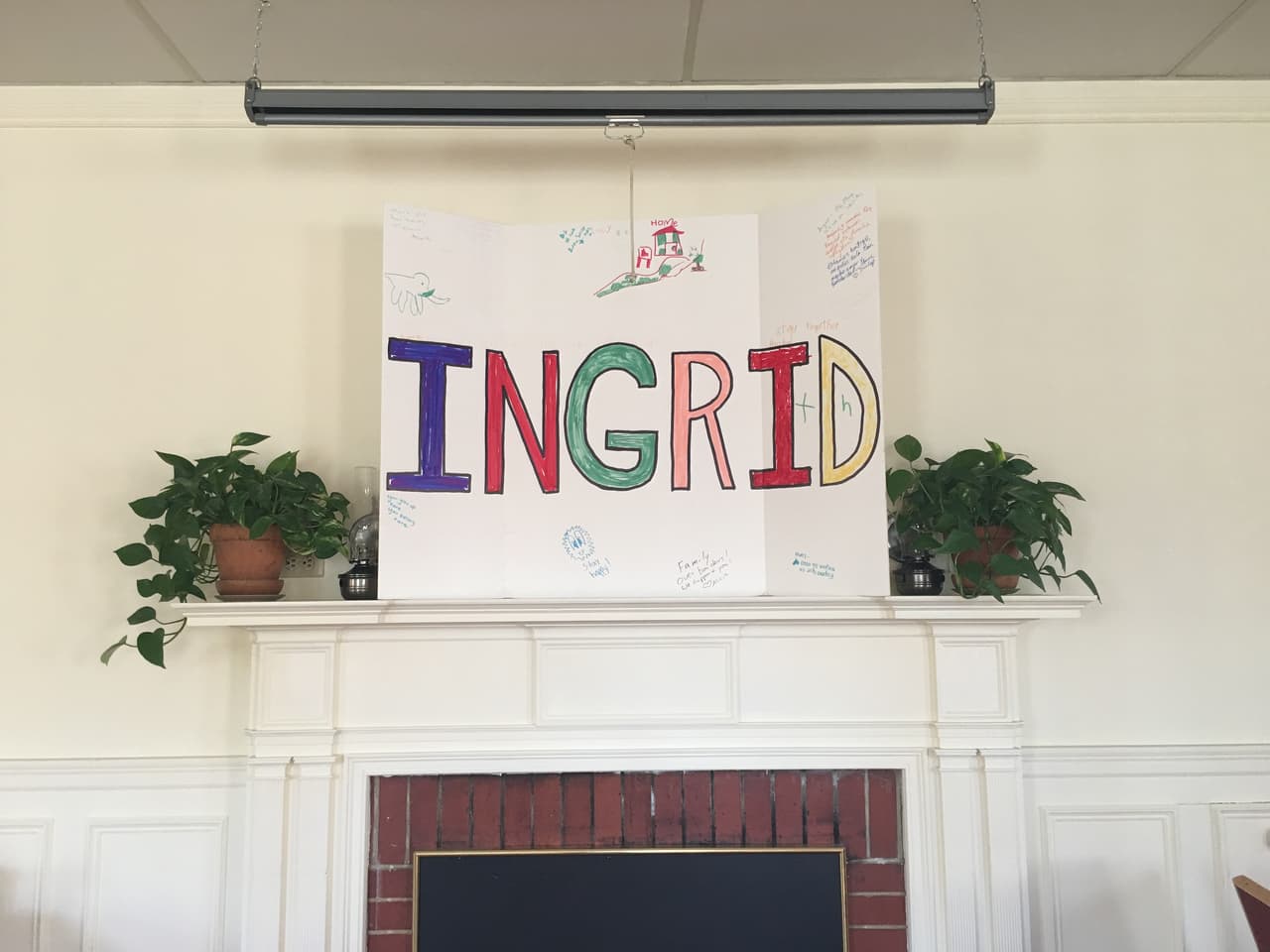 Un afiche con el nombre de Encalada adorna la chimenea de esta congregación localizada en una zona residencial de Denver, Colorado. (Patricia Vélez/Univision Noticias)