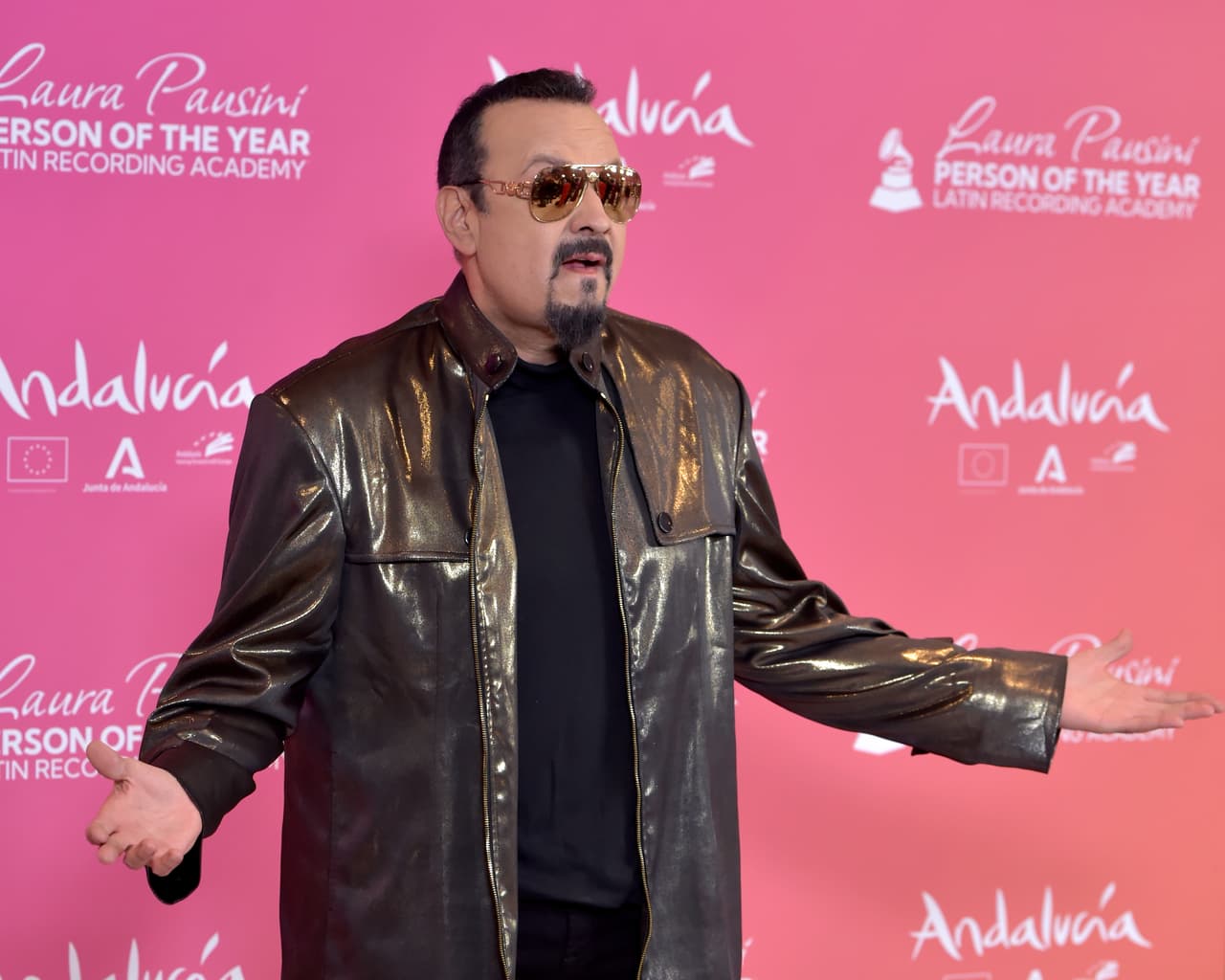 Pepe Aguilar presente en la entrega del reconocimiento de Persona del Año en los Latin GRAMMY 2023 para Laura Pausini.