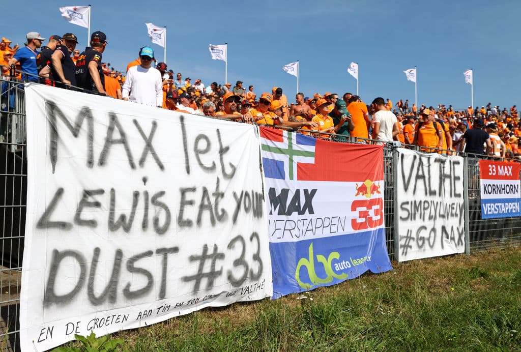 Max Verstappen se lleva el Gran Premio de Holanda y triunfa en su casa ante su público y, además, vuelve a la cima de la Formula 1. El podio fue compartido con Lewis Hamilton y Valtteri Bottas de Mercedes Benz en segunda y tercera posición, respectivamente. El mexicano Sergio Pérez quedó en octava posición.