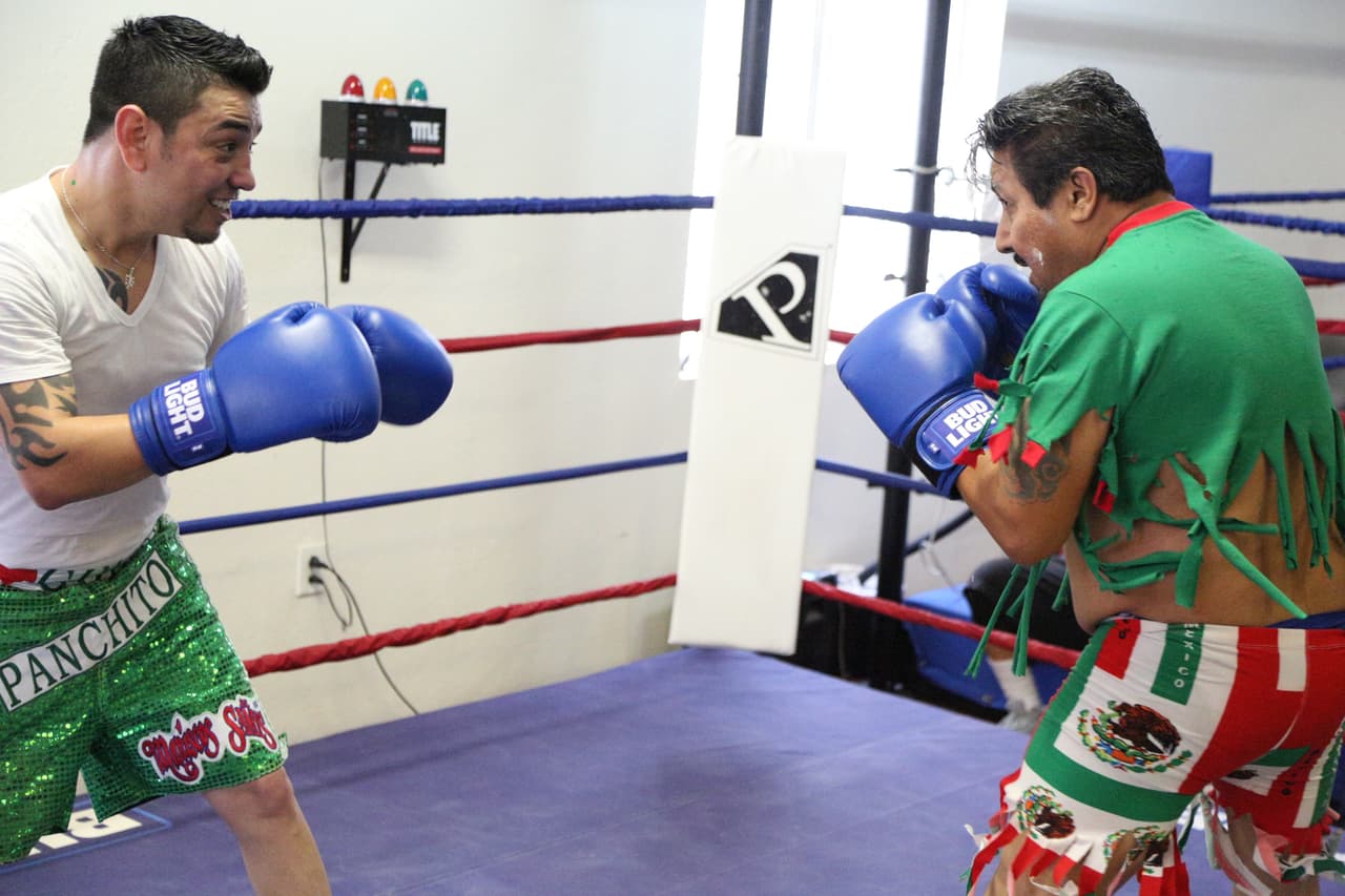 Así pagó la apuesta El Feo a Raúl 'El Pelón' después de la derrota de Julio César Chávez Jr.