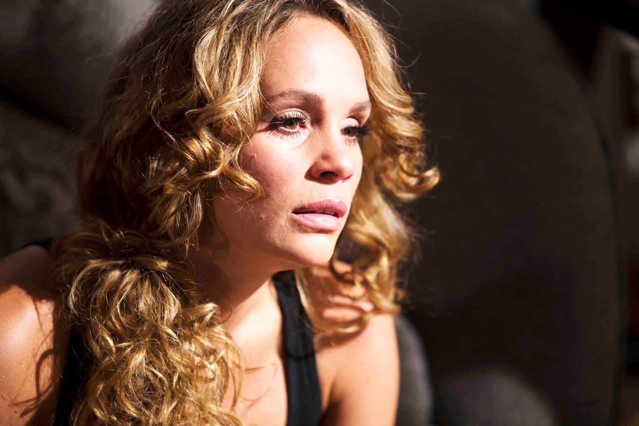 Tania no soportó más su soledad y le reclamó a Pedro por su frialdad.