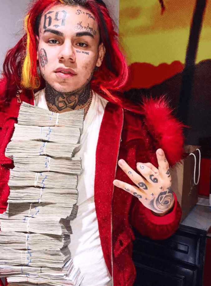 Lleva los dientes y el cabello de colores, el rostro tatuado y una presencia excéntrica difícil de obviar. El rapero 
<b><a href="https://www.instagram.com/6ix9ine_/?hl=en">Tekashi 6ix9ine</a> </b>irrumpió en la escena del hip hop estadounidense en 2017 con su exitoso tema ‘Gummo’, y desde entonces se ha coronado como uno de los raperos más controversiales y violentos.
