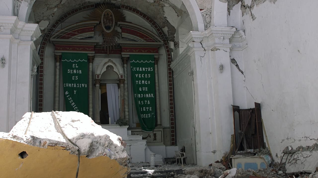 En el altar de la Iglesia siguen colgados dos pendones que dicen: "El señor es compasivo y misericordioso", "¿Cuántas veces tengo que perdonar? ¿Hasta siete veces?".