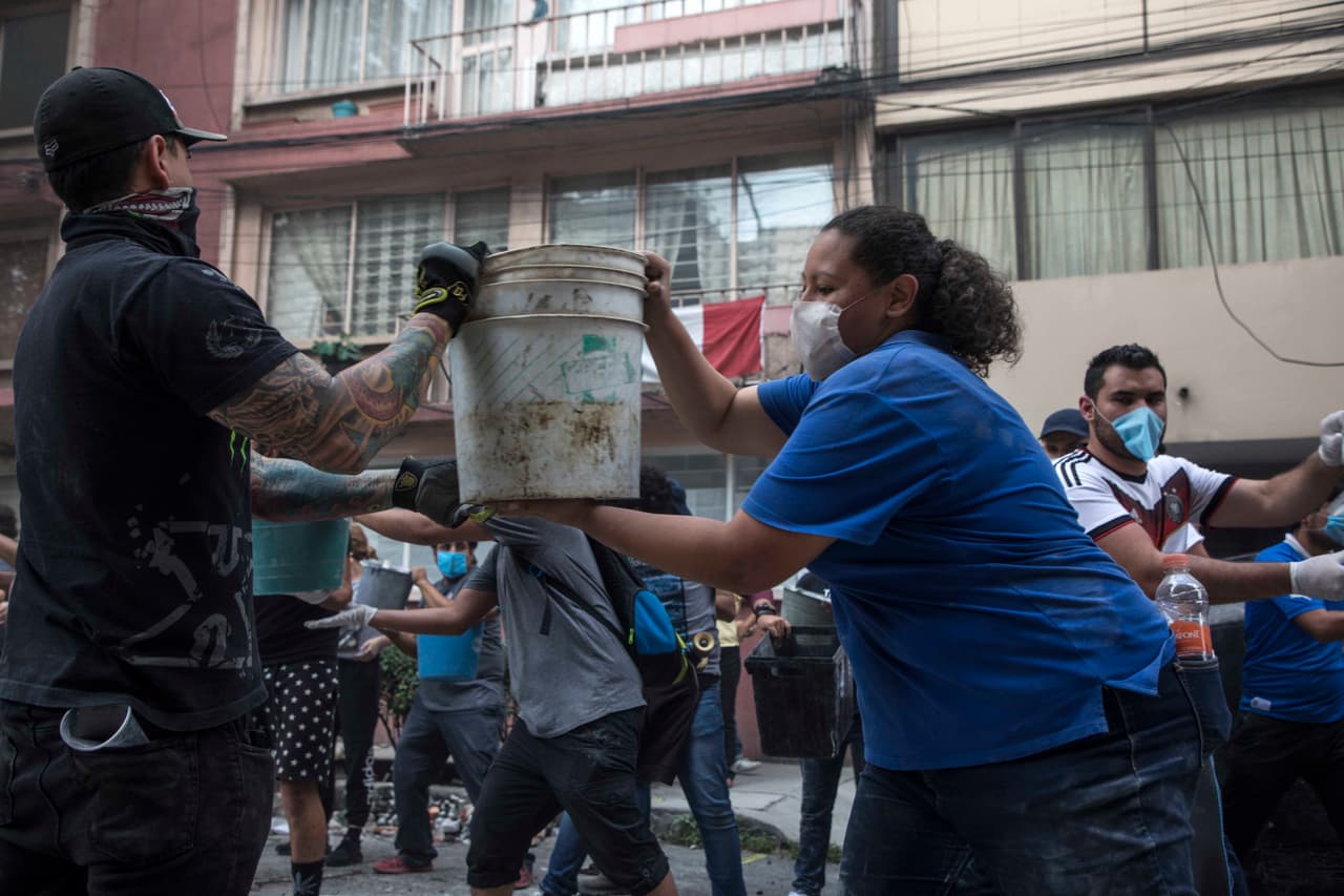 Los ciudadanos han sido muy útiles en el traslado de escombros fuera de la zona donde podrían encontrarse supervivientes.
<br>