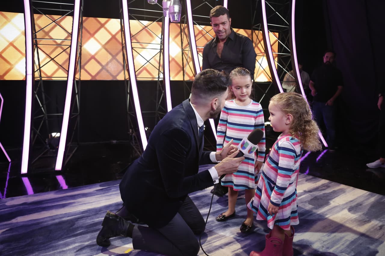 Pablo Montero se acercó a las pequeñas a la mitad de la entrevista que estaba realizando Jomari.