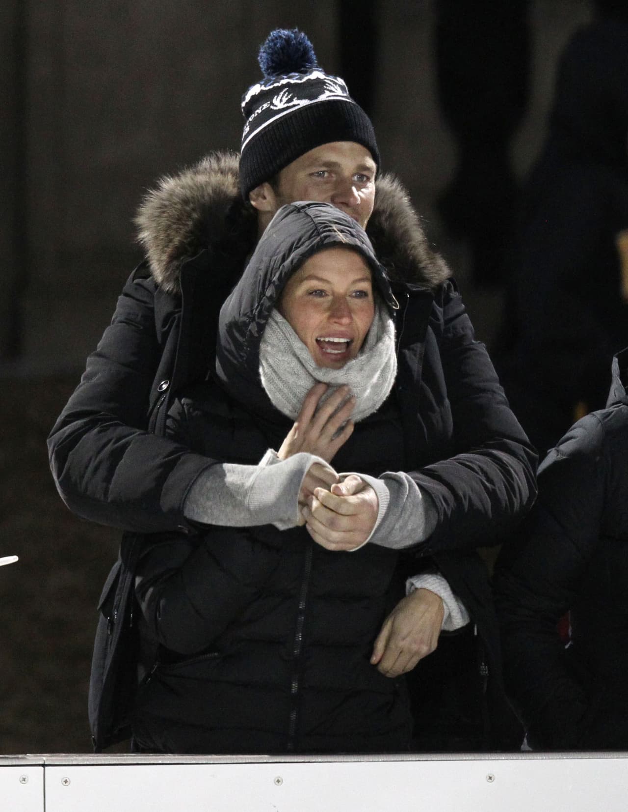 El frío fue el pretexto para que Tom acurrucara a su esbelta Giselle entre sus brazos.