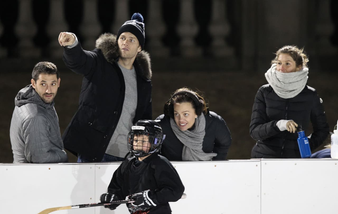 Papá Brady estaba muy atento dándole instrucciones a su pequeño.