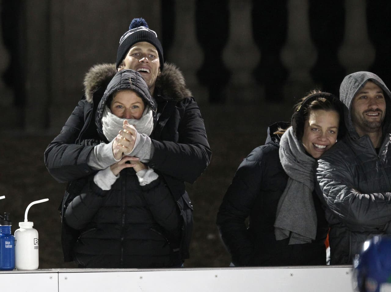 Seguro que al lado de su amazona, Tom no extraña estar tirando balones a diestra y siniestra.