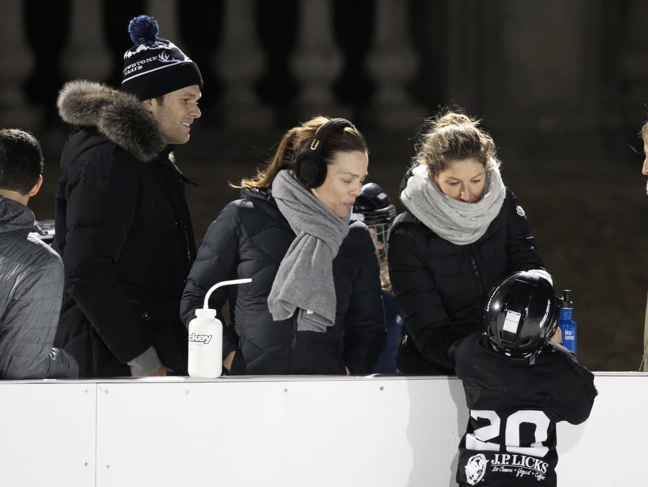 Los guapísimos fueron vistos en la arena donde juega su hijo mayor Bejamín, a donde acudieron para animar al pequeño y al resto del equipo.