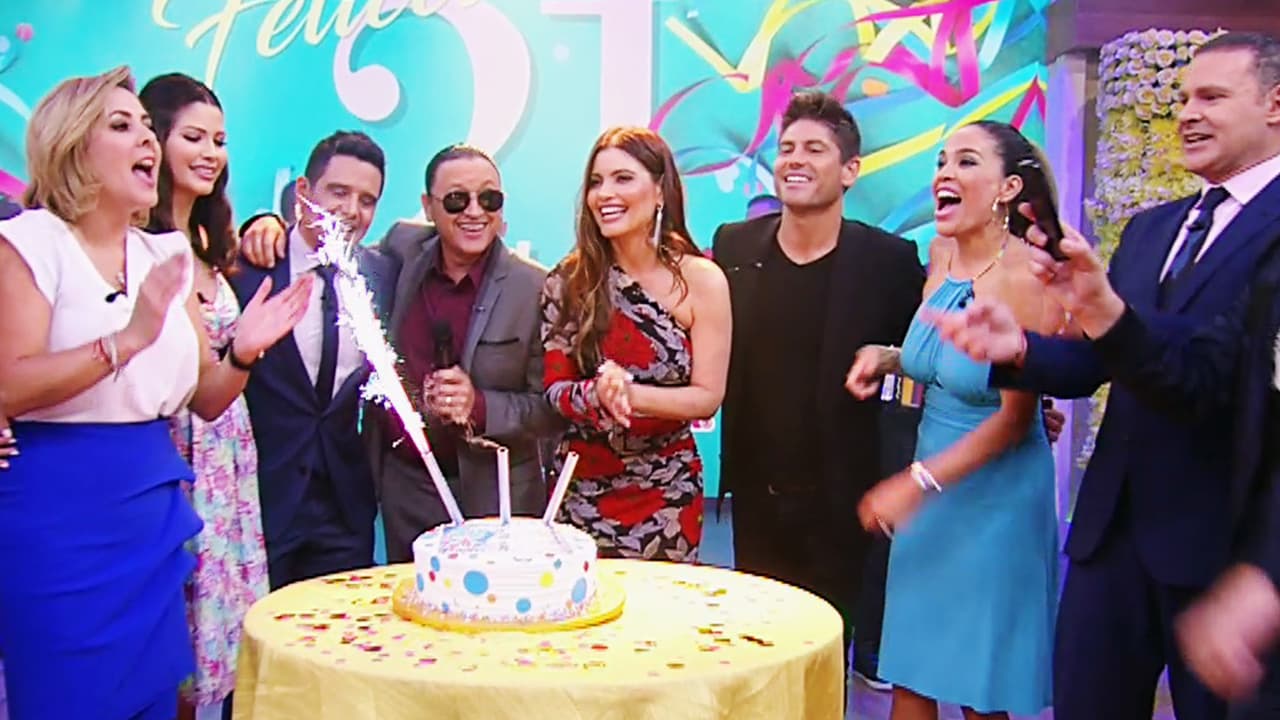 En el año 2018, los presentadores celebraron reunidos como una gran familia. Los conductores de Despierta América cantaron y soplaron las velitas de este pastel del 21 aniversario.
