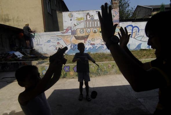 Pero no es el único caso que ha trascendido. Un video, publicado fugazmente en YouTube, mostró a un menor que confesaba trabajar para un brazo del cártel de los hermanos Beltrán Leyva. Aunque no podía esclarecerse la autenticidad del video, los grupos del narcotráfico en México suelen difundir ese tipo de contenido audiovisual para evidenciar los crímenes de sus rivales.