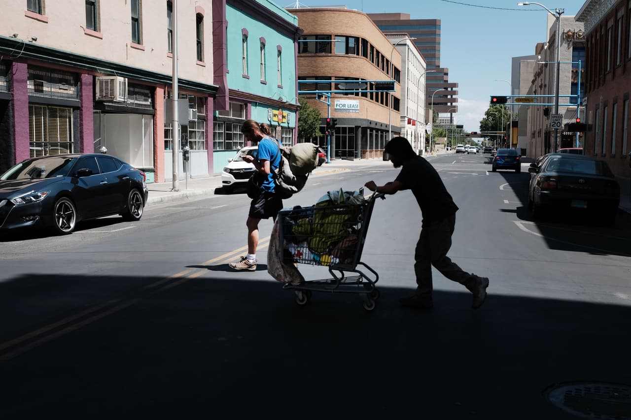 <h3 class="cms-H3-H3">1. Nuevo México</h3>
<br>
<br>
<b>Muertes por cada 100,000 habitantes: 2.12</b>
<br>
<br>Nuevo México ocupa el primer lugar del país en cuanto a su peligrosidad para los peatones. El estado registró un aumento de un 3% con respecto al año anterior, y al menos 45 personas fallecieron atropelladas en 2020. El reporte indicó que el incremento en la muerte de peatones en todo el país responde al aumento de comportamiento imprudente así como el incremento continuo en las ventas de SUV y camionetas, que causan lesiones graves y fatales a los peatones en caso de colisión. 
<br>