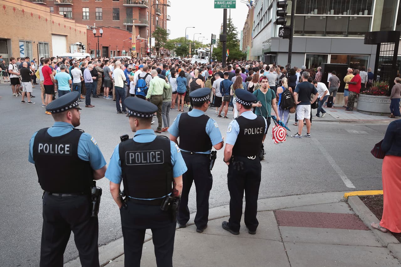 Cientos de personas acudieron al Center on Halsted, en el llamado Boystown de Chicago, para realizar una emotiva vigilia por las víctimas de masacre en Orlando.