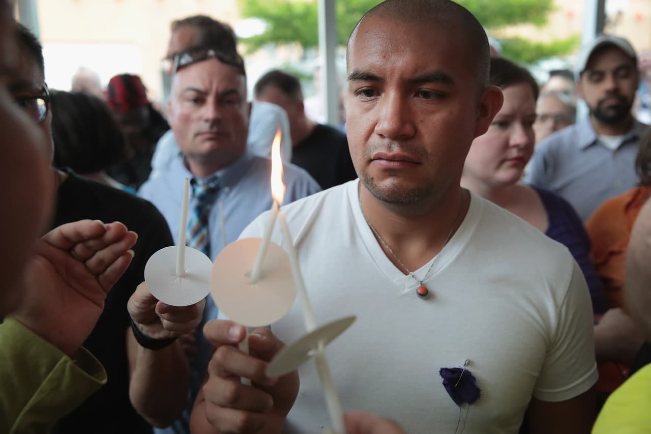 Cientos de personas acudieron al Center on Halsted, en el llamado Boystown de Chicago, para realizar una emotiva vigilia por las víctimas de masacre en Orlando.