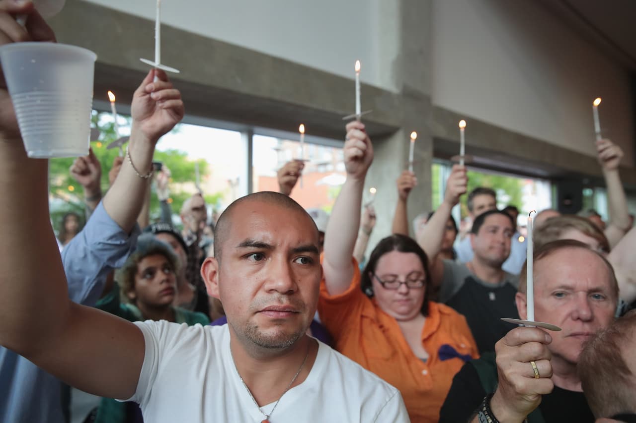 Cientos de personas acudieron al Center on Halsted, en el llamado Boystown de Chicago, para realizar una emotiva vigilia por las víctimas de masacre en Orlando.