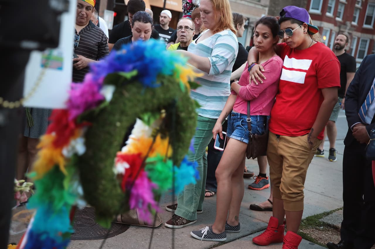 Cientos de personas acudieron al Center on Halsted, en el llamado Boystown de Chicago, para realizar una emotiva vigilia por las víctimas de masacre en Orlando.