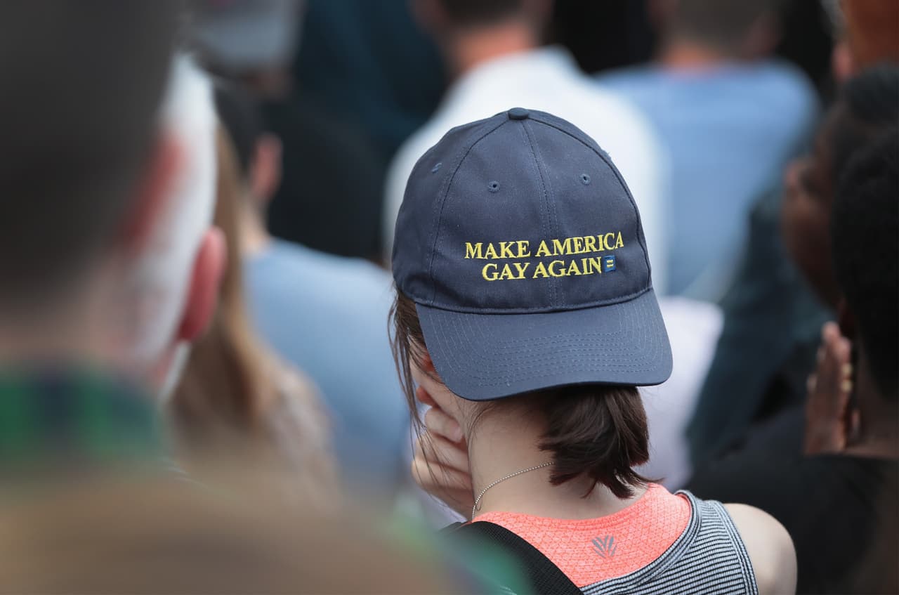 Cientos de personas acudieron al Center on Halsted, en el llamado Boystown de Chicago, para realizar una emotiva vigilia por las víctimas de masacre en Orlando.