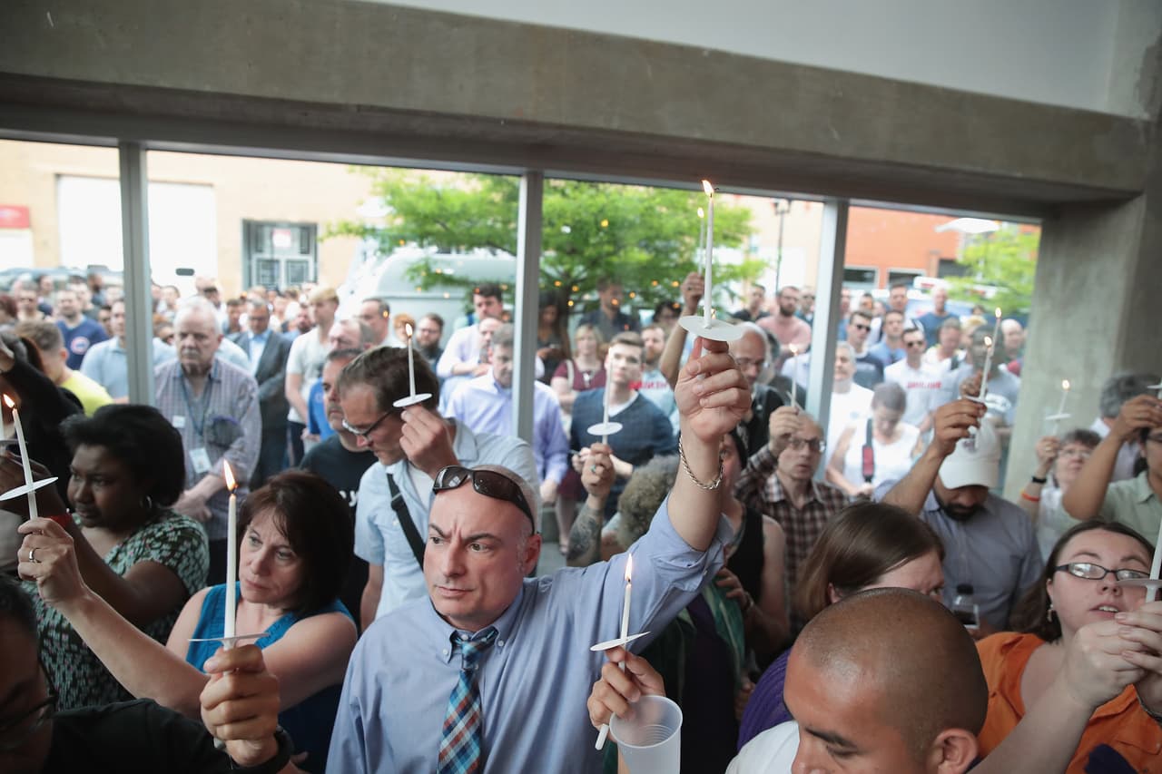 Cientos de personas acudieron al Center on Halsted, en el llamado Boystown de Chicago, para realizar una emotiva vigilia por las víctimas de masacre en Orlando.