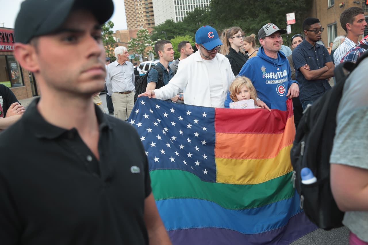 Cientos de personas acudieron al Center on Halsted, en el llamado Boystown de Chicago, para realizar una emotiva vigilia por las víctimas de masacre en Orlando.