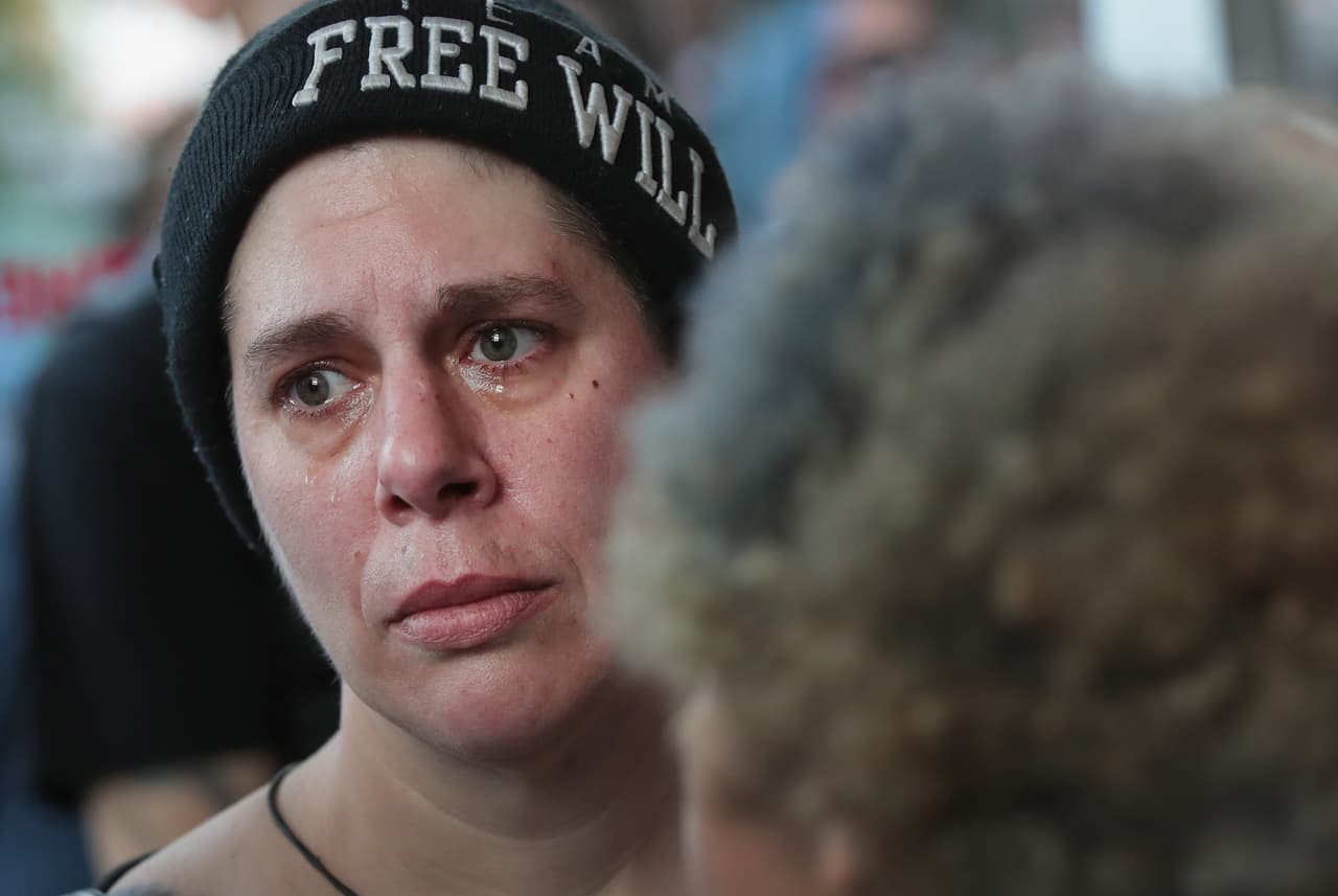 Cientos de personas acudieron al Center on Halsted, en el llamado Boystown de Chicago, para realizar una emotiva vigilia por las víctimas de masacre en Orlando.