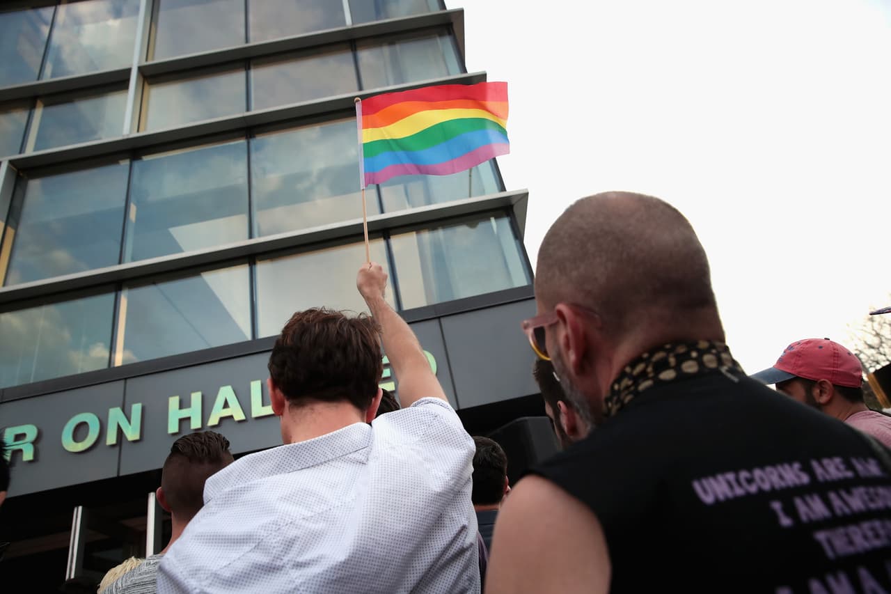 Cientos de personas acudieron al Center on Halsted, en el llamado Boystown de Chicago, para realizar una emotiva vigilia por las víctimas de masacre en Orlando.