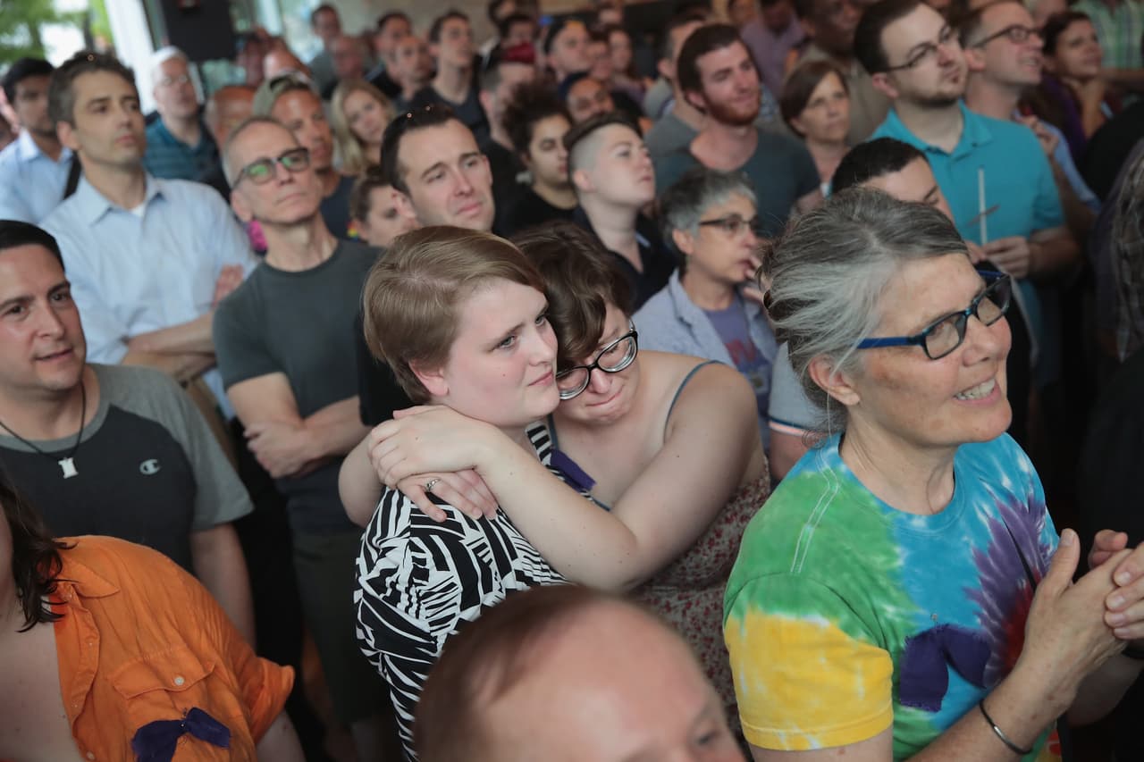 Cientos de personas acudieron al Center on Halsted, en el llamado Boystown de Chicago, para realizar una emotiva vigilia por las víctimas de masacre en Orlando.